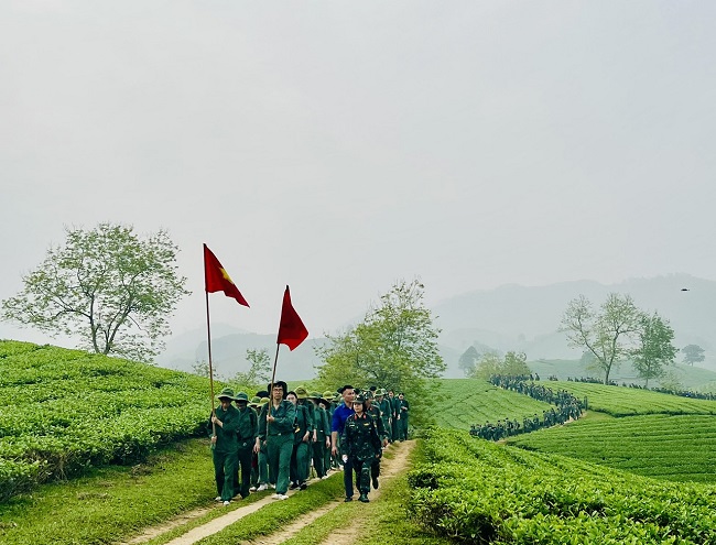 Chuong trinh hoc tap, trai nghiem thuc te “Kham pha di san mien Dat To” cua gan 1200 sinh vien (CLC) Hoc vien Tai chinh (dot 1 nam 2024) dang hoc Giao duc Quoc phong va An ninh tai HVU