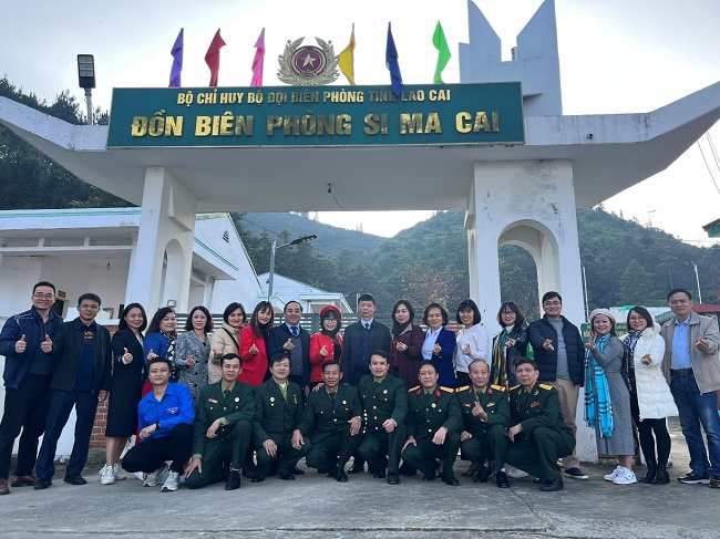 Doan cong tac cua Hoi Cuu chien binh va Cong doan truong Truong Dai hoc Hung Vuong tham hoi, chuc tet can bo, chien si Bo doi Bien phong 