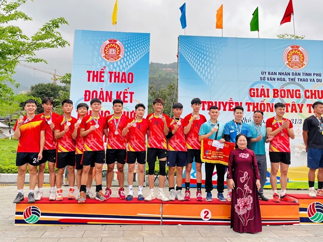 Doan van dong vien Truong Dai hoc Hung Vuong xuat sac dat giai cao tai giai bong chuyen truyen thong Tay Thien nam 2026
