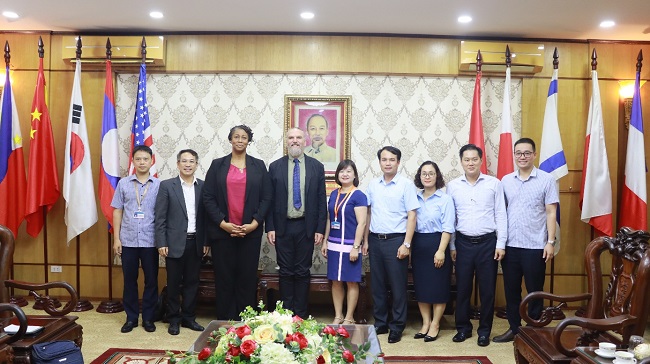Don tiep va lam viec voi Van phong Tieng Anh khu vuc, Dai su quan Hoa Ky tai Viet Nam