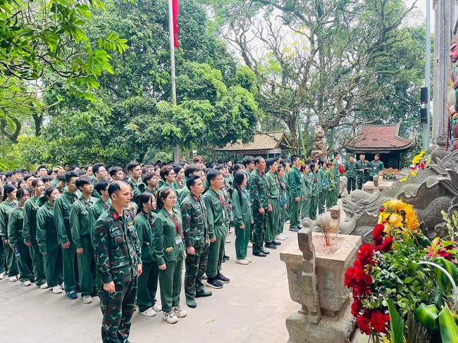 Gan 1200 sinh vien K62 Truong Dai hoc Ngoai thuong hoc GDQP&AN tai HVU tham gia Hanh trinh ve nguon “Dang huong tuong niem cac Vua Hung” tai Khu DTLS Quoc gia dac biet Den Hung 