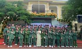 Gan 600 hoc sinh Truong THPT Lien Bao, thanh pho Vinh Yen, tinh Vinh Phuc den hoc tap GDQP&AN tai Truong DH Hung Vuong