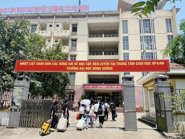 Gan 800 hoc sinh Truong THPT Dong My (Ha Noi) den tham quan, hoc tap nep song Quan su tai Truong DH Hung Vuong