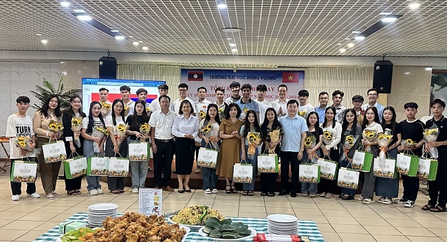 Gap mat chia tay luu hoc sinh Lao tot nghiep nam hoc 2023-2024