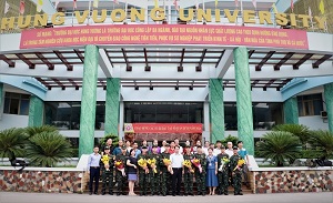 Gap mat, dong vien nam sinh vien tot nghiep tham gia dao tao si quan du bi tai Truong Quan su Quan Khu 2 nam 2024