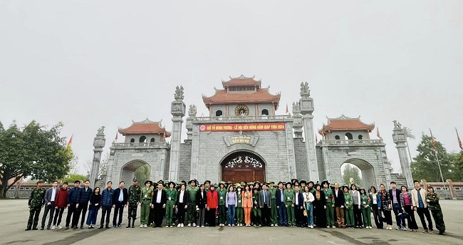 Hanh trinh ve nguon “Dang huong tuong niem cac Vua Hung” tai Khu DTLS Quoc gia Den Hung cua gan 1200 sinh vien (CLC) Hoc vien Tai chinh (dot 1 nam 2024)