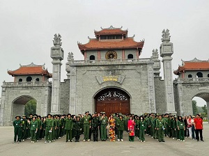 Hanh trinh ve nguon “Dang huong tuong niem cac Vua Hung” tai Khu DTLS Quoc gia Den Hung cua sinh vien cac truong 