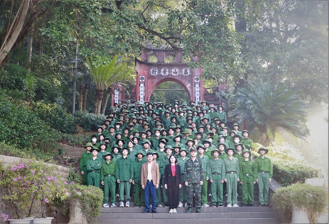 Hanh trinh ve nguon “Dang huong tuong niem cac Vua Hung” tai Khu DTLS Quoc gia Den Hung cua sinh vien cac truong CD Nghe Phu Tho, CD Cong nghiep Thuc pham, CD KT&CN tinh Ha Giang dang hoc tap GD QP&AN tai Truong DH Hung Vuong