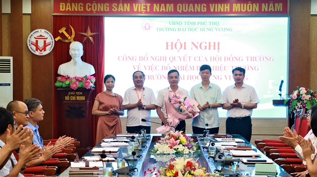 Hoi nghi cong bo nghi quyet ve viec bo nhiem dong chi Do Tung - Tan Pho Hieu truong Nha truong