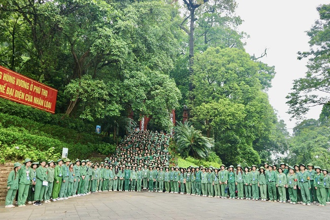 Hon 1400 sinh vien Hoc vien Chinh sach va Phat trien hoc GDQP&AN tai HVU tham gia Hanh trinh ve nguon “Dang huong tuong niem cac Vua Hung” tai Khu DTLS Quoc gia dac biet Den Hung 