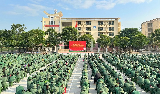 Khai mac khoa hoc GDQP&AN cho gan 2000 sinh vien Dai hoc Phenikaa nam 2025