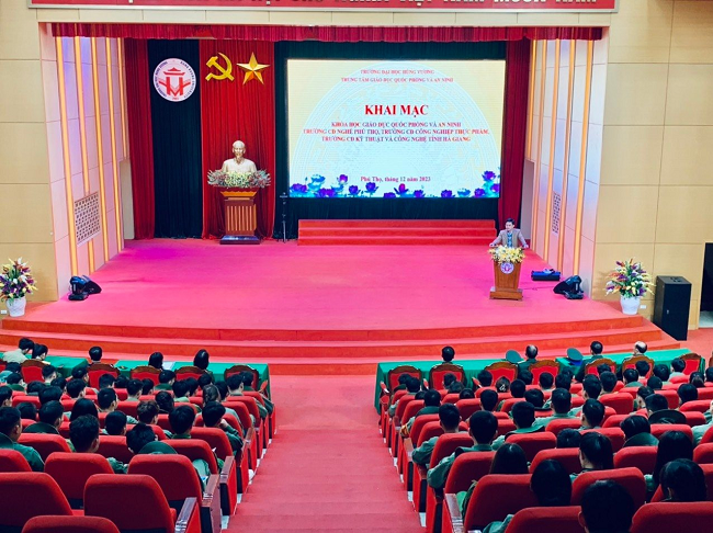 Khai mac Khoa hoc Giao duc quoc phong va an ninh cho sinh vien cac truong: CD Nghe Phu Tho, CD Cong nghiep Thuc pham, CD Ky thuat va Cong nghe tinh Ha Giang