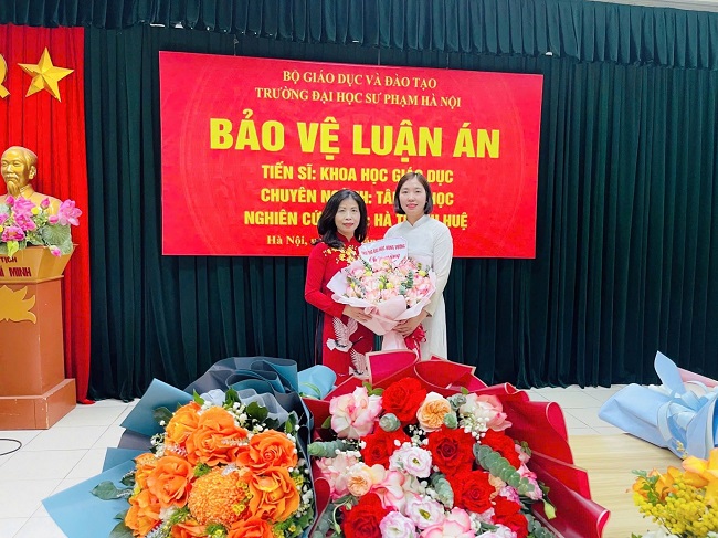 NCS Ha Thanh Hue bao ve thanh cong luan an Tien si tai Truong Dai hoc Su pham Ha Noi