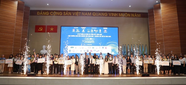 Sinh vien HVU vinh du dat giai thuong Nghien cuu Khoa hoc Eureka lan thu 25 nam 2023 (Giai thuong nam 2023 co 134 truong Dai hoc, Cao dang, Hoc vien trong ca nuoc tham gia)