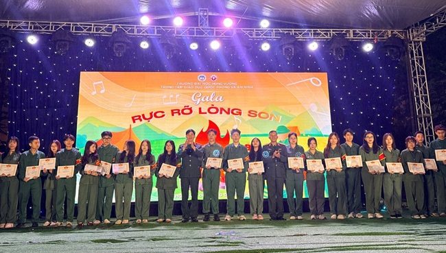 Tong ket khoa hoc Giao duc QP&AN cho hon 1500 sinh vien K67 Dai hoc Kinh te Quoc dan