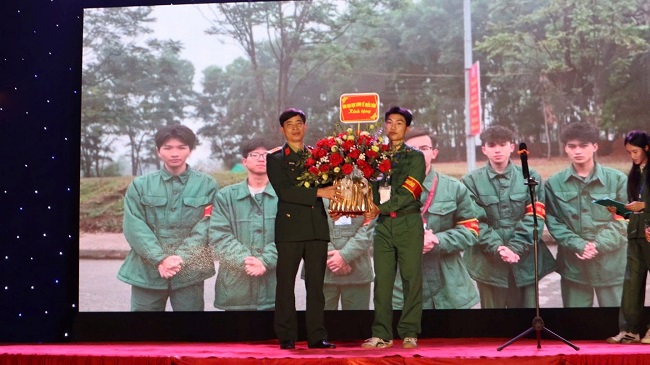 Tong ket khoa hoc Giao duc Quoc phong & An ninh va chuong trinh gala “Giai am thanh xuan” cho hon 1600 sinh vien NEU nam 2025