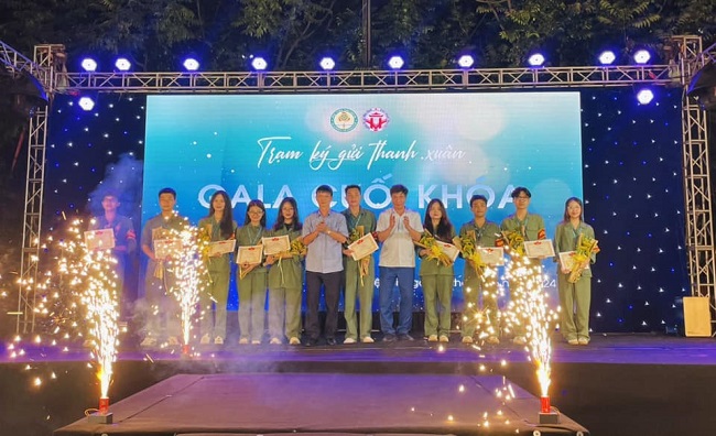 Tong ket khoa hoc Giao duc Quoc phong & An ninh va chuong trinh gala “Hoi uc” cho gan 1400 sinh vien Hoc vien Tai chinh (dot 2) nam 2024