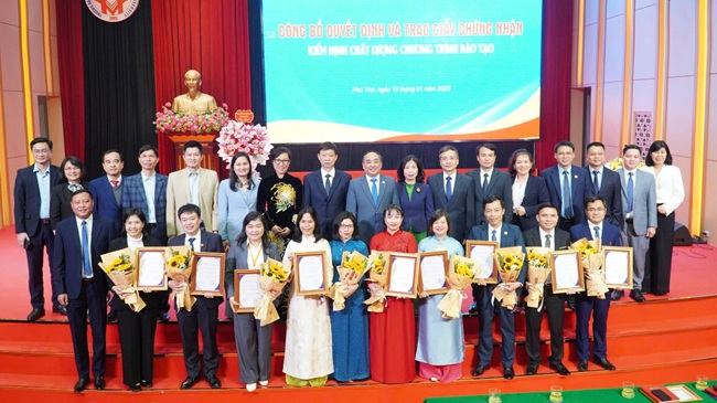 Truong Dai hoc Hung Vuong nhan giay chung nhan kiem dinh chat luong 11 chuong trinh dao tao