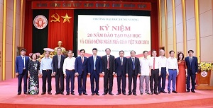 Truong Hung Vuong long trong to chuc Ky niem 20 nam dao tao dai hoc va chao mung ngay NGVN 20/11DH 