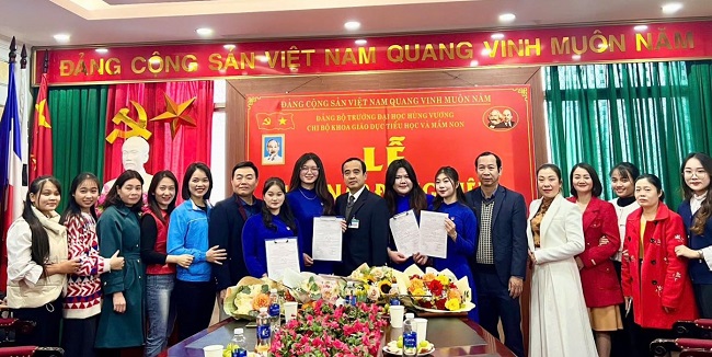 Cac doan vien xuat sac cua Lien chi Doan khoa Giao duc Tieu hoc va Mam non vinh du duoc dung vao hang ngu cua Dang Cong san Viet Nam