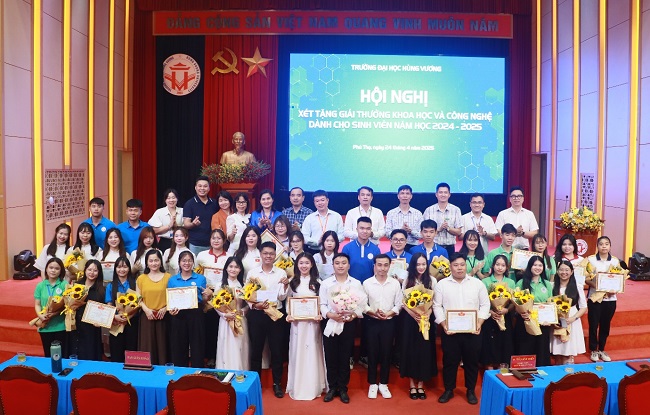 Chung khao hoi nghi xet tang giai thuong Khoa hoc va cong nghe danh cho sinh vien nam hoc 2024-2025 thanh cong tot dep