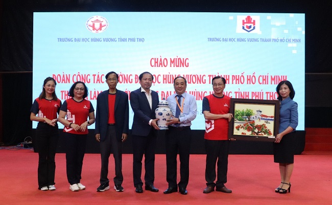 Doan cong tac Truong Dai hoc Hung Vuong Thanh pho Ho Chi Minh den tham va lam viec voi Nha truong 