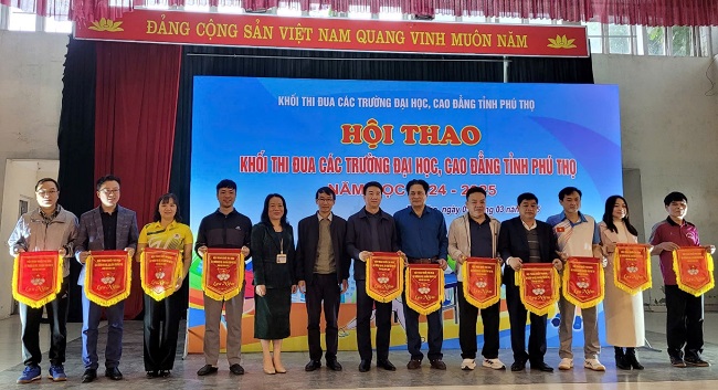 Doan van dong vien HVU dat giai cao tai Hoi thao Khoi thi dua cac truong DH, CD tinh Phu Tho