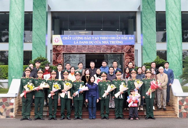 Gap mat, chuc mung sinh vien hoan thanh khoa dao tao si quan du bi nam 2024