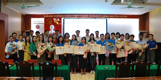 Gap mat, tuyen duong cac sinh vien dat thanh tich cao trong cuoc thi “Hoc sinh, sinh vien voi y tuong khoi nghiep lan thu VI” va cac cuoc thi “Tai nang Han ngu”, “Nhip cau Han ngu” nam 2024