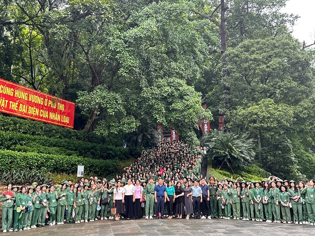 Hanh trinh ve voi coi nguon dan toc “Dang huong tuong niem cac Vua Hung” tai Khu di tich lich su Quoc gia Den Hung
