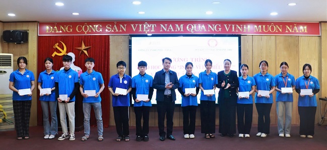 Hoi Khuyen hoc tinh Phu Tho va Cong ty TNHH JNVC Vina trao qua cho sinh vien HVU co hoan canh kho khan nhan dip Tet nguyen dan Xuan At Ty 2025