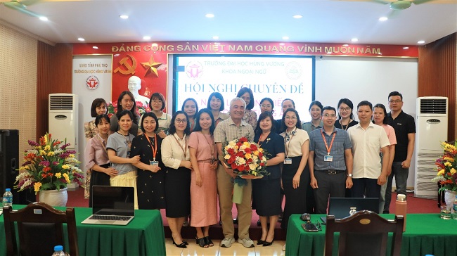 Hoi nghi bao cao chuyen de “Nang luc can thiet cua giao vien tieng Anh trong giai doan hien nay”