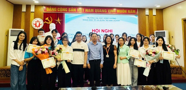 Hoi nghi NCKH va xet tang giai thuong “Khoa hoc va Cong nghe danh cho sinh vien” Khoa Kinh te va Quan tri Kinh doanh