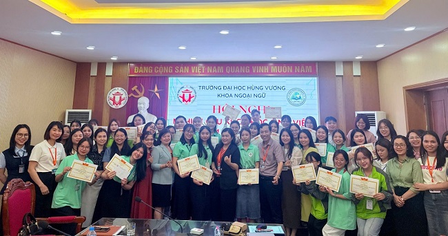 Hoi nghi Nghien cuu khoa hoc sinh vien Khoa Ngoai ngu nam hoc 2024-2025
