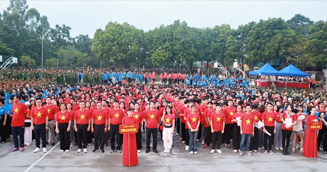 Dai dien hon 7000 vien chuc, sinh vien Truong Dai hoc Hung Vuong tu hao tham gia chuong trinh 