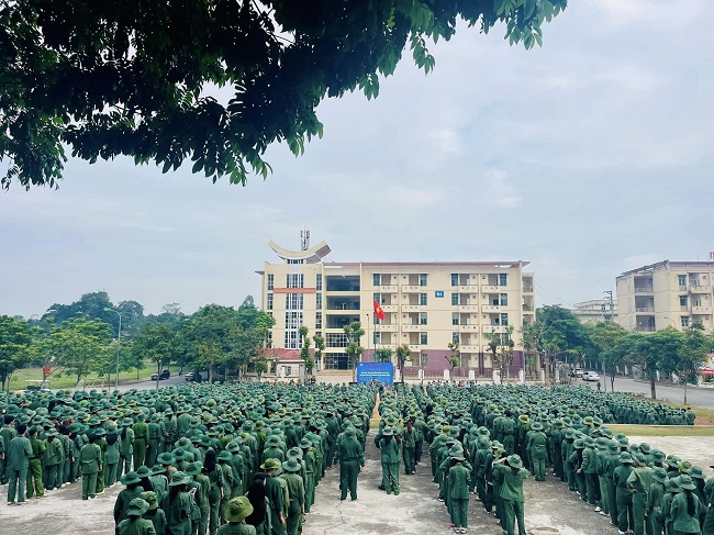 Khai mac khoa hoc GDQP&AN cho gan 1900 sinh vien K22 he dai hoc chinh quy Truong Dai hoc Hung Vuong