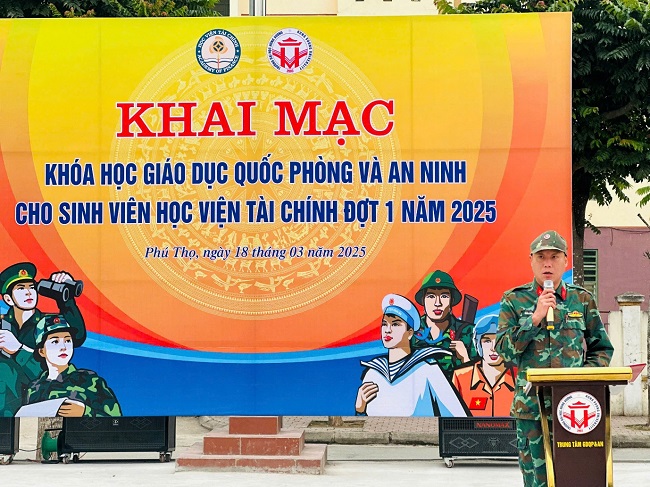 Khai mac khoa hoc GDQP&AN cho gan 1500 sinh vien K62 Chat luong cao Hoc vien Tai chinh