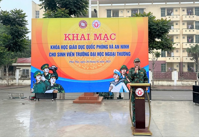 Khai mac khoa hoc GDQP&AN cho gan 1600 sinh vien Dai hoc Ngoai thuong den hoc tap GDQP&AN tai Truong Dai hoc Hung Vuong