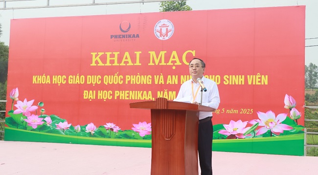 Khai mac khoa hoc GDQP&AN cho gan 1600 sinh vien Dai hoc Phenikaa