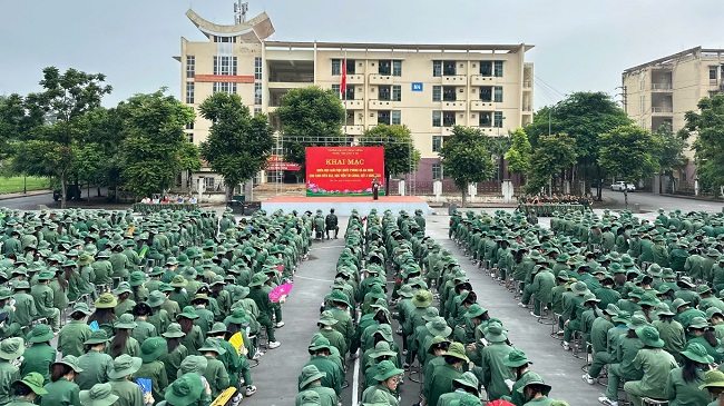 Khai mac khoa hoc GDQP&AN cho gan 1600 sinh vien Hoc vien Tai chinh (dot 3) nam 2025