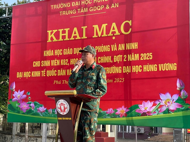 Khai mac khoa hoc GDQP&AN cho hon 1500 sinh vien cua Hoc vien Tai chinh (dot 2)