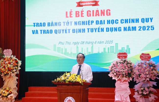 Le be giang, trao bang tot nghiep Dai hoc chinh quy va trao quyet dinh tuyen dung nam 2025