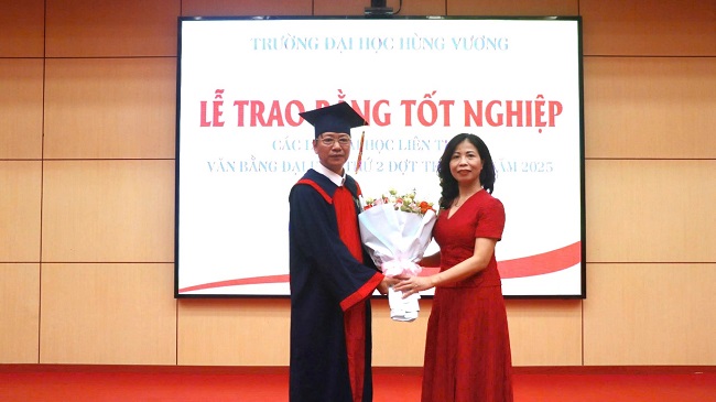 Le Be giang va trao bang tot nghiep cac lop Dai hoc lien thong, van bang dai hoc thu 2 (dot thang 7 nam 2025)