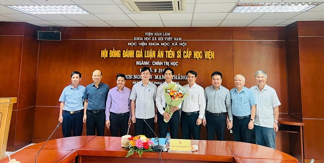 NCS Nguyen Manh Thang bao ve thanh cong luan an Tien si tai Hoc vien Khoa hoc Xa hoi 