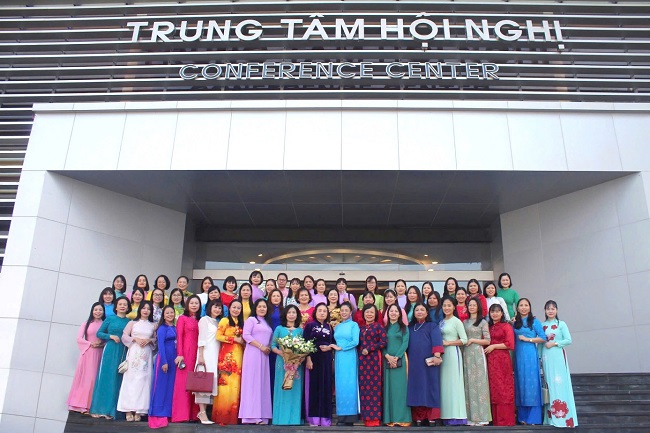 Nu can bo Truong Dai hoc Hung Vuong tham du chuong trinh ra mat Cau lac bo Nu Tri thuc tinh Phu Tho