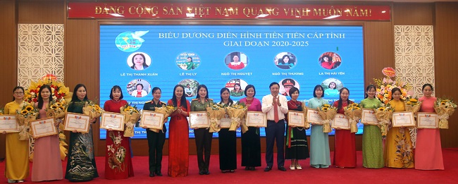 PGS.TS Pham Thi Thu Huong Truong DH Hung Vuong vinh du duoc bieu duong tai hoi nghi dien hinh tien tien cap tinh, giai doan 2020-2025