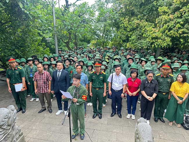 Sinh vien K15 Hoc vien Chinh sach va Phat trien voi hanh trinh ve voi coi nguon dan toc “Dang huong tuong niem cac Vua Hung” tai Khu di tich lich su Quoc gia Den Hung 