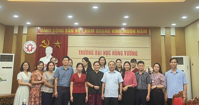 Toa dam “Tong ket 10 nam thuc hien Ket luan so 94-KL/TW cua Ban Bi thu ve viec tiep tuc doi moi viec hoc tap ly luan chinh tri trong he thong giao duc quoc dan”