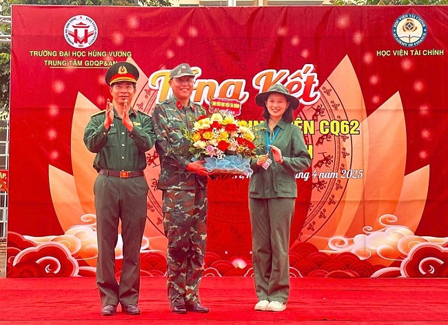 Tong ket khoa hoc Giao duc QP&AN cho gan 1500 sinh vien K62 Chat luong cao Hoc vien Tai chinh