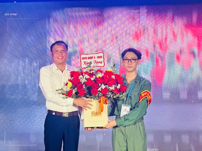 Tong ket khoa hoc Giao duc QP&AN cho gan 1600 sinh vien cua Hoc vien Tai chinh (dot 3)